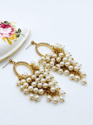 ゴールドカラーのパールが付いたロングイヤリング