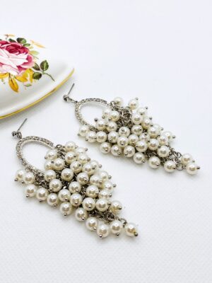 シルバーカラーのパールが付いたロングイヤリング