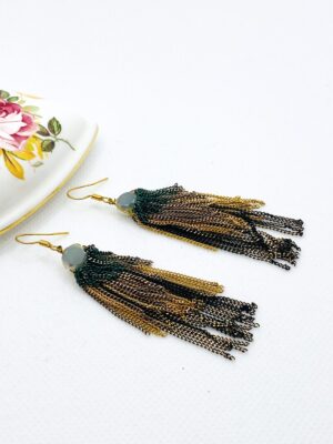 マルチカラーのチェーンデザインのロングイヤリング