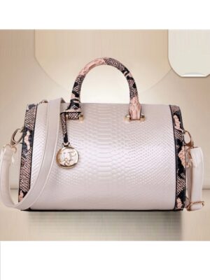 パールカラーのボックスバッグ CW22