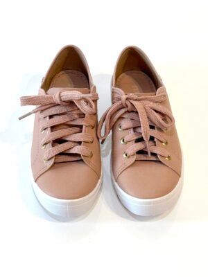 ヌードカラー レースアップスニーカー