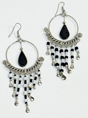 ペルーの手作りホワイ&ブラックトストーンイヤリング