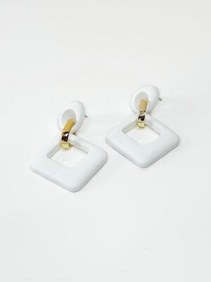 AW113軽やかで上品なホワイトピアス｜モダン＆エレガント